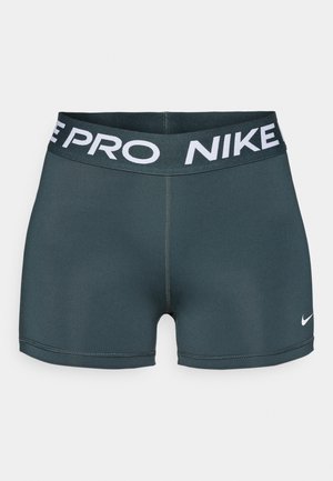 Tmavě šedé sportovní šortky Nike Pro s širokým elastickým pasem, na kterém je v bílém písmu napsáno "NIKE PRO" a malá bílá ikona swoosh Nike.