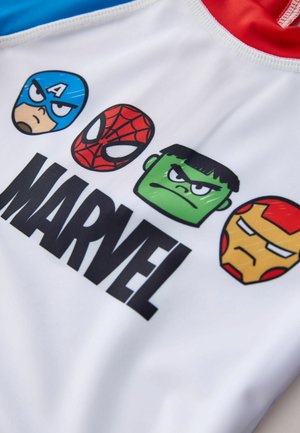 Valge ujumisriietus, millel on neli multifilmitegelaste nägu: Kapten Ameerika, Ämblikmees, Hulk, Raudmees ning allosas paksus mustas kirjas "MARVEL".