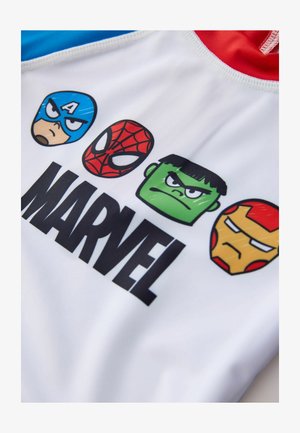 Costum de baie alb cu patru fețe de personaje de desene animate: Captain America, Spider-Man, Hulk, Iron Man, cu textul "MARVEL" într-un font negru, îndrăzneț, dedesubt.