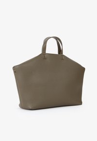 Borsa a tote in pelle verde oliva con forma strutturata, dotata di doppi manici superiori e superficie texturizzata. Le cuciture decorative aggiungono interesse visivo.