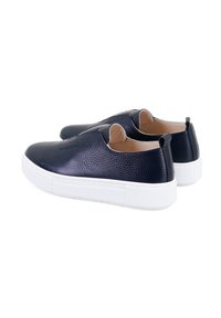 Marineblauwe leren instap schoenen met een gestructureerde oppervlakte, witte rubberen zolen en achterste trekflappen voor gemakkelijke aan- en uittrekken.