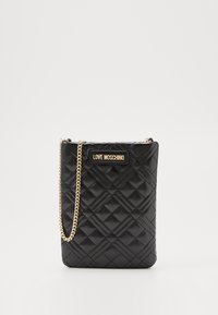 Czarna pikowana torebka crossbody z złotym łańcuchem i logo. Posiada diamentowy wzór i gładką teksturę na materiale syntetycznym.