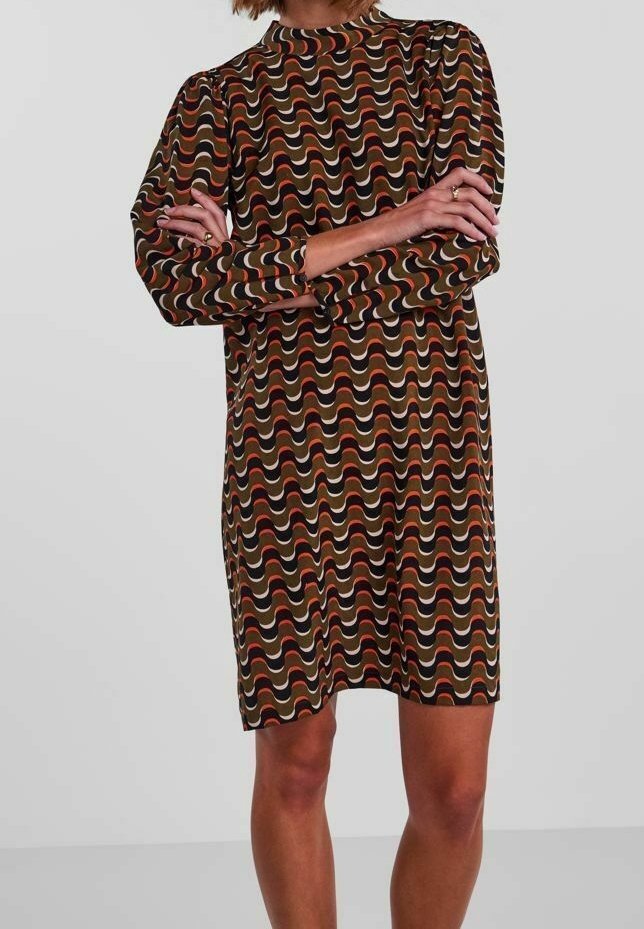 Kortärmad klänning i ett vågigt mönster av brunt, kräm och rost. Har hög halsringning och en lös passform, tillverkad av ett slätt tyg.