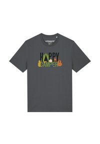 Grijze katoenen T-shirt met een "Happy Camper" grafiek met groene en oranje elementen, waaronder een tent, vuur, kompas en gitaar.