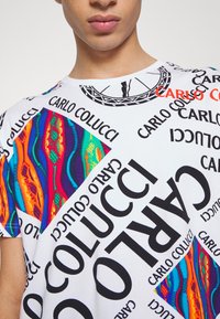 Carlo Colucci BIG LETTERS UNISEX - T-shirt estampada - white