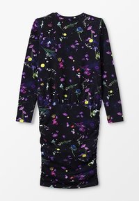 Svart klänning med lång ärm och blommönster i lila, gult och grönt; har rynkad detalj vid sidan för en texturerad yta.