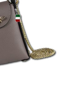 Bruine leren handtas met een gouden schouderband, voorzien van een vlinderontwerp en een kleine tricolore Italiaanse vlag charm. Gelaagde afwerking.