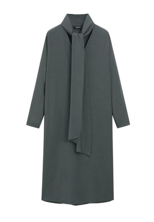 Długi, ciemnoszary płaszcz wykonany z miękkiego materiału, z szerokim kołnierzem i pasującym krawatem przy dekolcie, z długimi rękawami i prostym krojem.