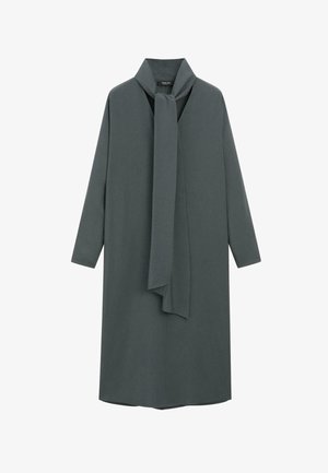 Długi, ciemnoszary płaszcz wykonany z miękkiego materiału, z szerokim kołnierzem i pasującym krawatem przy dekolcie, z długimi rękawami i prostym krojem.