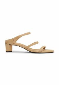 Sandalia de tacón beige con tres tiras finas y un tacón cuadrado. Fabricada en ante suave con un diseño minimalista y un pequeño acento de logo.
