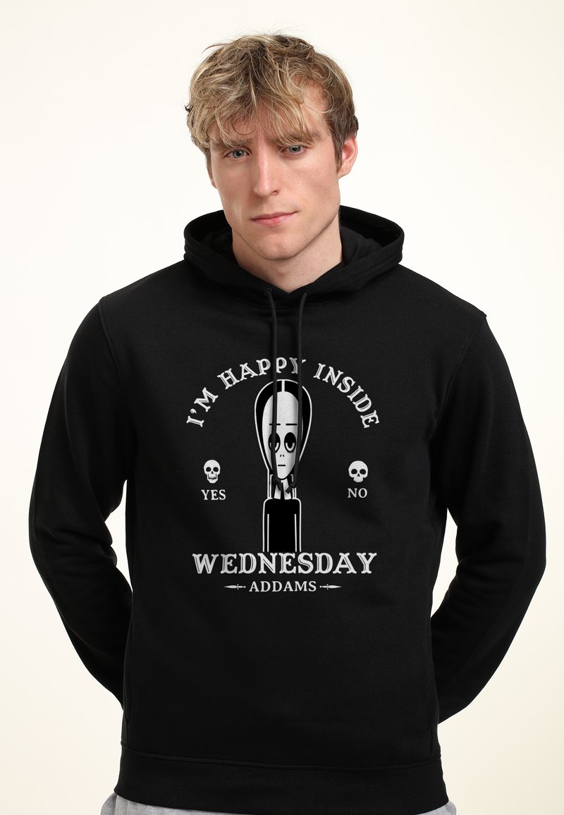 Felpa nera con cappuccio caratterizzata da una stampa grafica con il testo "SONO FELICE DENTRO MERCOLEDÌ ADDAMS" e design del personaggio, accentuata da teschi.