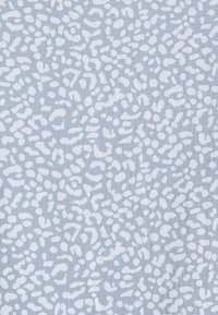 Ljusblått tyg med ett vitt, organiskt mönster av varierande former och storlekar, med en jämn textur och enhetlig färg genom hela tyget.