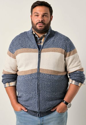 Cardigan con zip in toni di blu, crema e marrone. Tessuto testurizzato con righe orizzontali. Abbinato a una camicia a scacchi, slim fit, design casual.