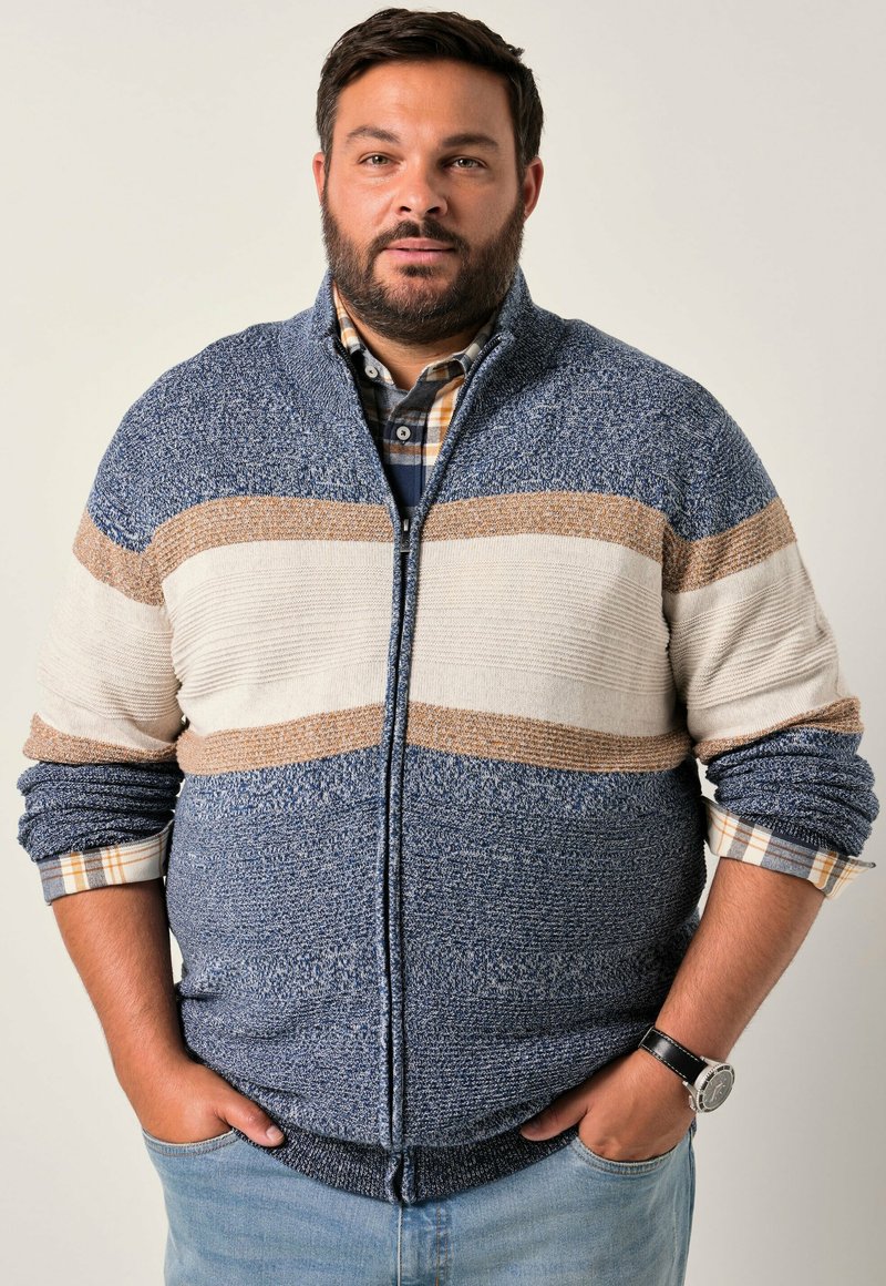 Svetr na zip v modro, krémově a hnědě zbarvených tónech. Texturovaná tkanina s vodorovnými pruhy. Kombinován s kostkovanou košilí, slim fit, ležérní design.