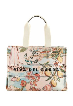 Tragetasche mit cremefarbenen Griffen, Blumen- und Fruchtmuster, Ankern, Fischen und dem Text "Riva del Garda Italien" auf pastellfarbigem Hintergrund.