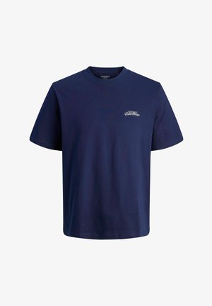 Mørkeblå bomulds t-shirt med rund hals, parret med lyseblå straight-leg jeans og beige snøresko; minimal dekoration og blød tekstur.