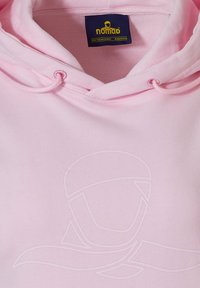 Lichtroze hoodie met een tonale grafiek van een figuur met een helm. Voorzien van een capuchon met trekkoord en een merlabel aan de binnenkant.