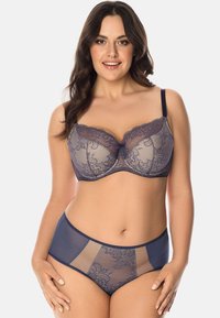 Conjunto de sujetador de encaje azul marino y braga de cintura alta que presenta paneles transparentes y patrones florales. Las correas ajustables y la tela suave brindan comodidad.