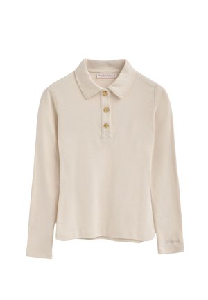 Polo à manches longues de couleur beige clair, en tissu doux. Il présente un col pointu, une patte de bouton-pression à trois boutons avec des boutons dorés et un logo brodé.
