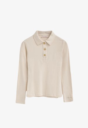Camisa polo de manga larga en beige claro, hecha de tela suave. Presenta un collar puntiagudo, una tapeta de tres botones con botones dorados y un logotipo bordado.