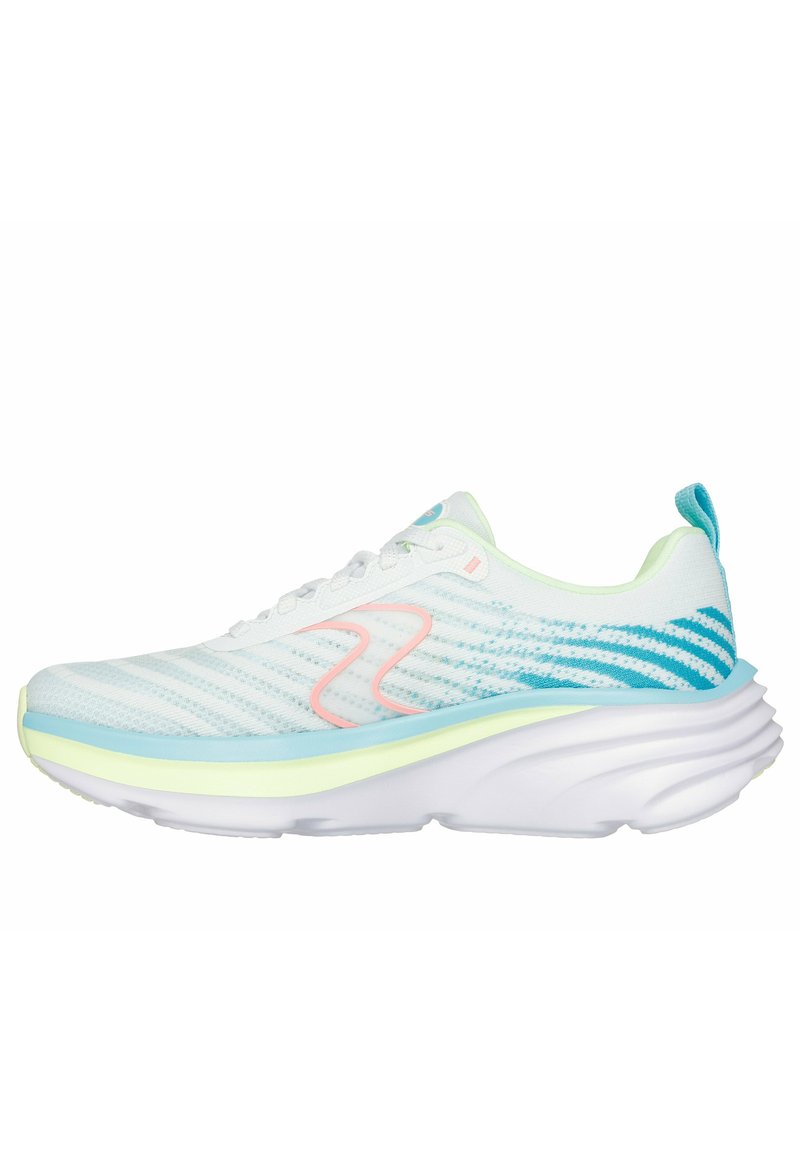 Zapatilla atlética blanca con parte superior de malla, acentos en verde claro, rayas azules y una suela blanca gruesa. Presenta un detalle de logo rosa en el lateral.