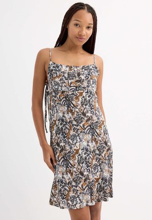 Un vestido de tirantes finos con estampado floral en tonos de negro, blanco y naranja, con un corte acampanado, hecho de un tejido ligero.