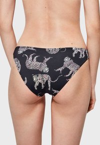Parte inferior de bikini negra con un diseño de estampado de leopardo repetido en tonos de rosa y blanco, con una textura suave y un corte de altura media.