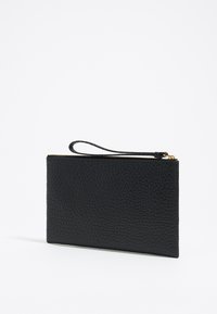 Zwart leren clutch portemonnee met een gestructureerde afwerking, rechthoekige vorm en een ritssluiting; voorzien van een handriem voor het dragen.