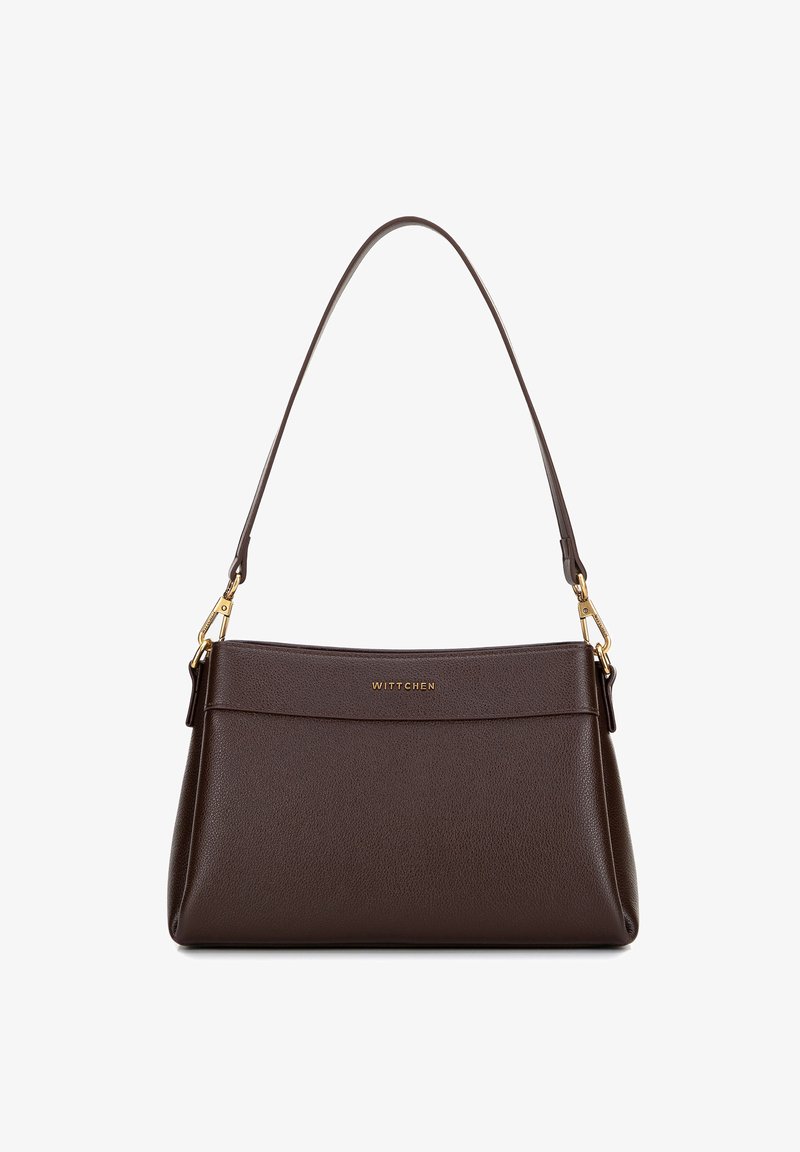 Brązowa skórzana torba na ramię o gładkiej fakturze, wyraźnym kształcie i jednym pasku na ramię. Posiada złote akcenty oraz wytłoczone logo "WITTCHEN".