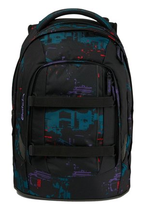 Sac à dos noir avec des motifs abstraits turquoise, violet et rouge, bretelles avant, poignée rembourrée et plusieurs compartiments zippés.