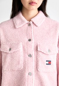 Tommy Jeans BADGE OVERSHIRT - Žieminė striukė - ballet pink