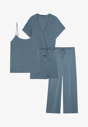 Conjunto de loungewear de tres piezas en suave tela azul claro, que incluye una blusa de estilo envolvente, una camiseta de tirantes ajustable y pantalones de pierna ancha.
