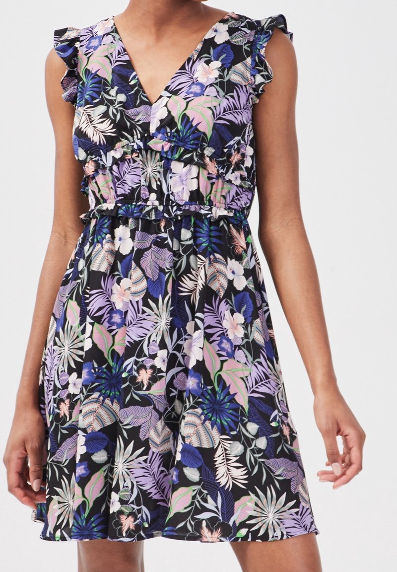 Robe à imprimé floral avec un décolleté en V profond et des manches volantes. Le matériau est léger, avec un mélange de motifs violets, verts et noirs.