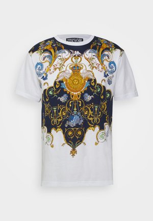 Kurzärmeliges T-Shirt in Weiß mit marineblauen Verzierungen, die kunstvolle goldene und blaue Blumenmuster zeigen. Rundhalsausschnitt.