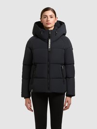 Svart pufferjacka med hög krage och stor huva, med en frontdragkedja, två sidofickor med dragkedja och en logotagg.