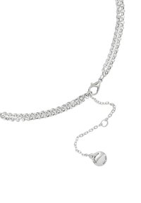 Collar de cadena de plata con dos hebras, con un cierre de langosta y una cadena de longitud ajustable. Acento notable de etiqueta redonda.