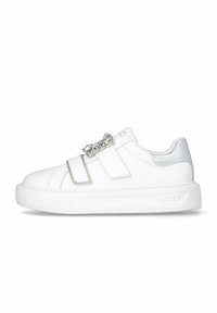 Sneaker bianchi in pelle con accenti argentati, doppie cinghie con chiusura a strappo e suola in gomma testurizzata, con logo del marchio sul lato.