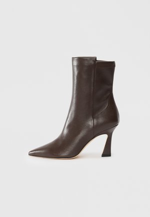 VINNIE - High Heel Stiefelette - walnut