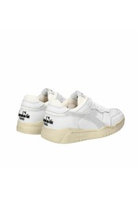 Sneakers bianchi con accenti grigi, materiali in pelle e rete, design con lacci, logo vintage sul tallone, suola texture, stile minimalista.