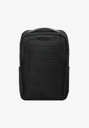 Zaino nero realizzato in tessuto testurizzato, con strisce orizzontali, una maniglia superiore e una tasca frontale con zip e logo del marchio.