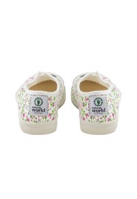 Plátené topánky s kvetinovým vzorom v bielej farbe, s pastelovými ružovými a zelenými akcentmi, nízkoprofilový dizajn s texturovanou gumovou podrážkou.