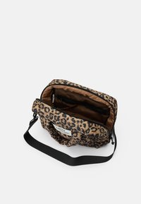 Taška přes rameno s leopardím vzorem, černým nastavitelným popruhem, horními rukojeťmi, otevřenou hlavní přihrádkou a vnitřní síťovanou kapsou na zip.