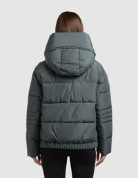 Gewatteerde jas in donkergrijs, met een grote capuchon, doorgestikte secties en een elastische zoom voor extra warmte en comfort.