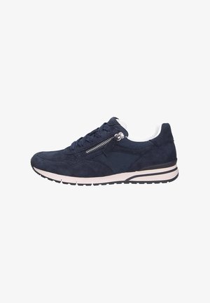 Marineblaue Wildlederschuhe mit Mesh-Seitenpaneelen, Schnürverschluss und seitlichem Reißverschluss. Mit weißen und grauen Akzenten an der Sohle und der Ferse.