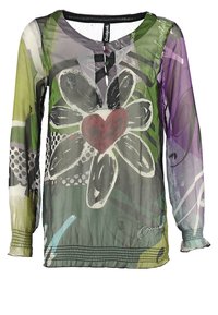 Blusa verde trasparente con un motivo floreale e un cuore rosso, pattern astratti in viola e nero, e maniche a sbuffo.