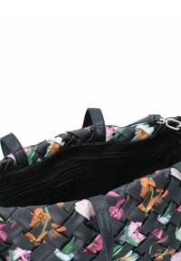 Borsa nera intrecciata con motivo floreale colorato, apertura superiore che mostra l'interno nero con tasca con cerniera e manici in pelle nera.