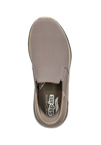 Instap schoenen met een lichtgewicht, ademend beige mesh bovenwerk. Voorzien van een gevoerd voetbed en een flexibele rubberen zool.