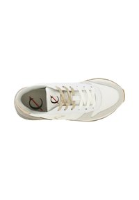Scarpe da ginnastica bianche con accenti in suede beige, tomaia in tessuto, lacci piatti e un logo sulla soletta, con suola in gomma testurizzata.
