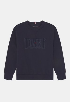 Granatowa bluza wykonana z bawełny, z fakturowanym logo "TOMMY HILFIGER" w ciemnym odcieniu niebieskiego, ściągaczami na mankietach i okrągłym dekoltem.