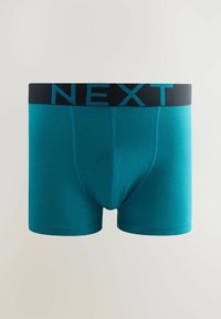 Boxeri pentru bărbați, de culoare teal, cu un elastic negru pe care este înscris cu litere teal cuvântul "NEXT", pe un fundal deschis.